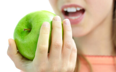 Les aliments à privilégier et à éviter pour garder des dents blanches et saines